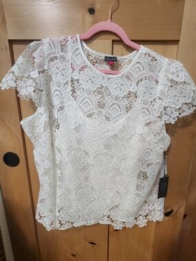Vince Camuto White Floral Lace Short Sleeve Top